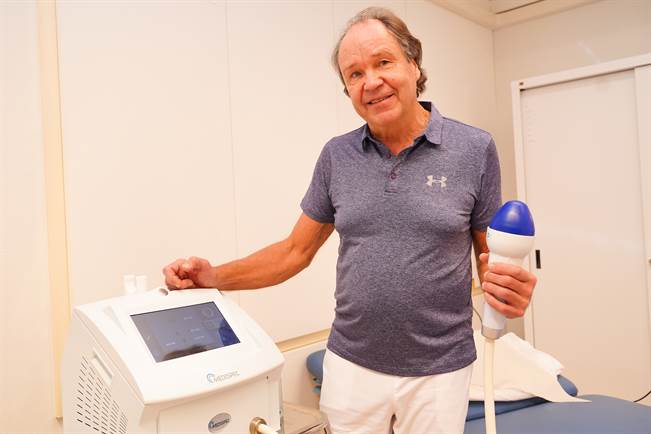 Urologi Timo Hakala esittelee laitetta, joka lisää paisuvaiskudoksen verisuonitusta, ja saa veren kiertämään genitaalialueella.